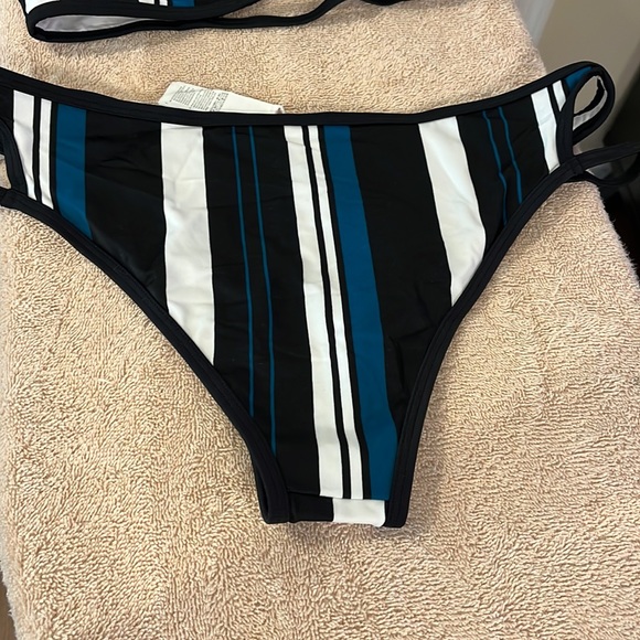 NWT TWO PIECE BATHING SUIT - Picture 3 of 7